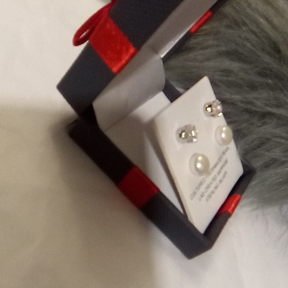 Pearl and Sapphire SS Pierced Stud Duo BNIB - Picture 10 of 14
